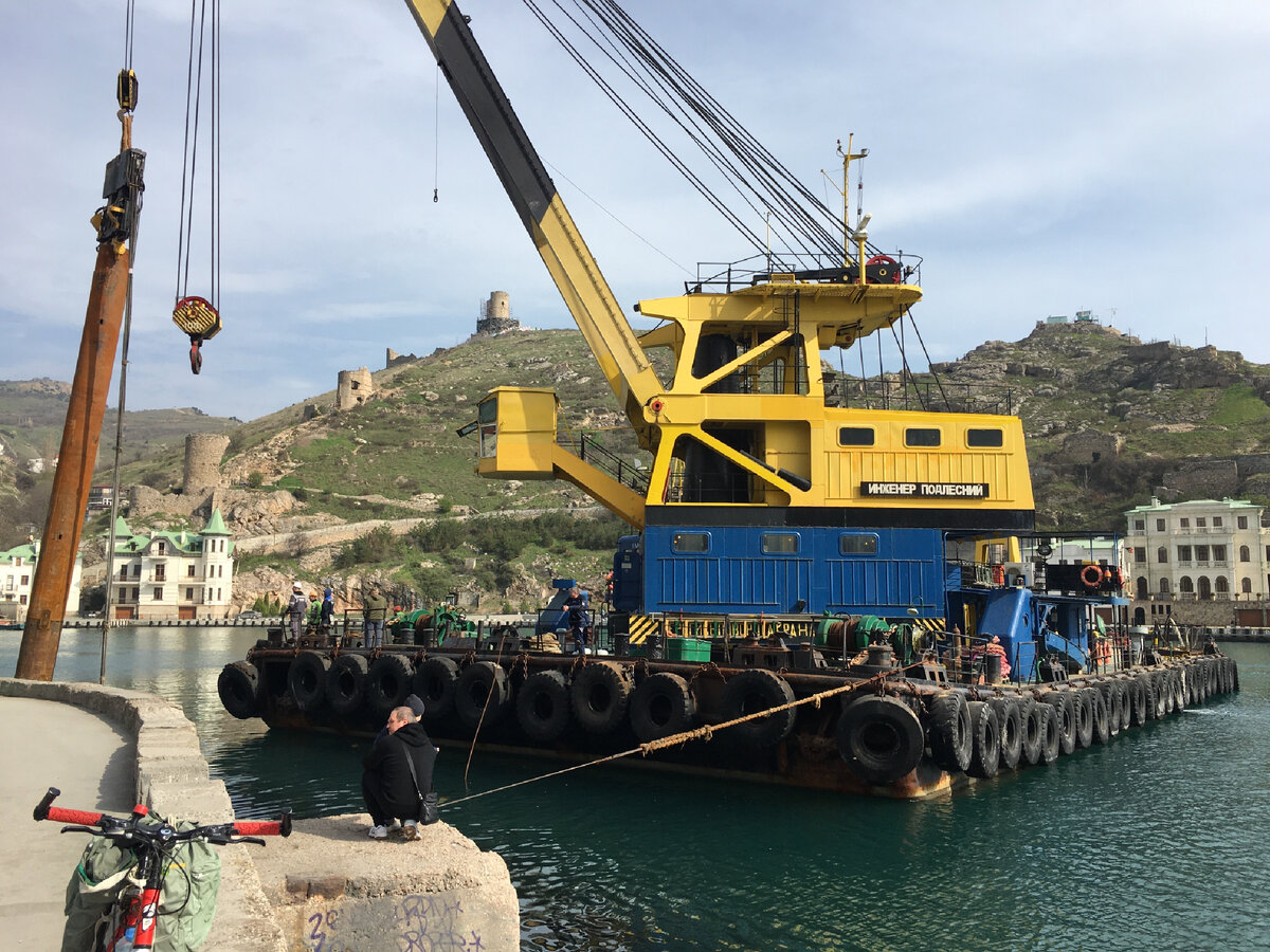 Плавкран работает