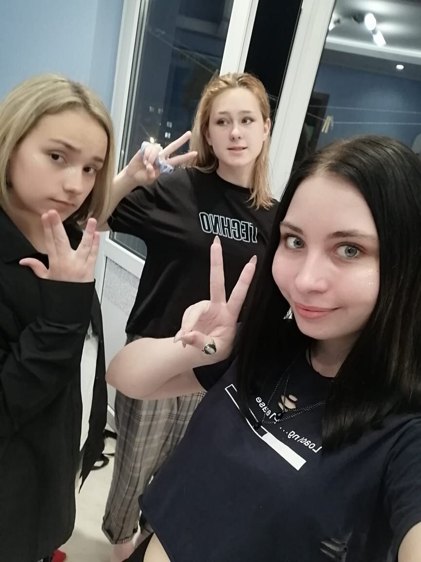 Любит маму, не забывает)