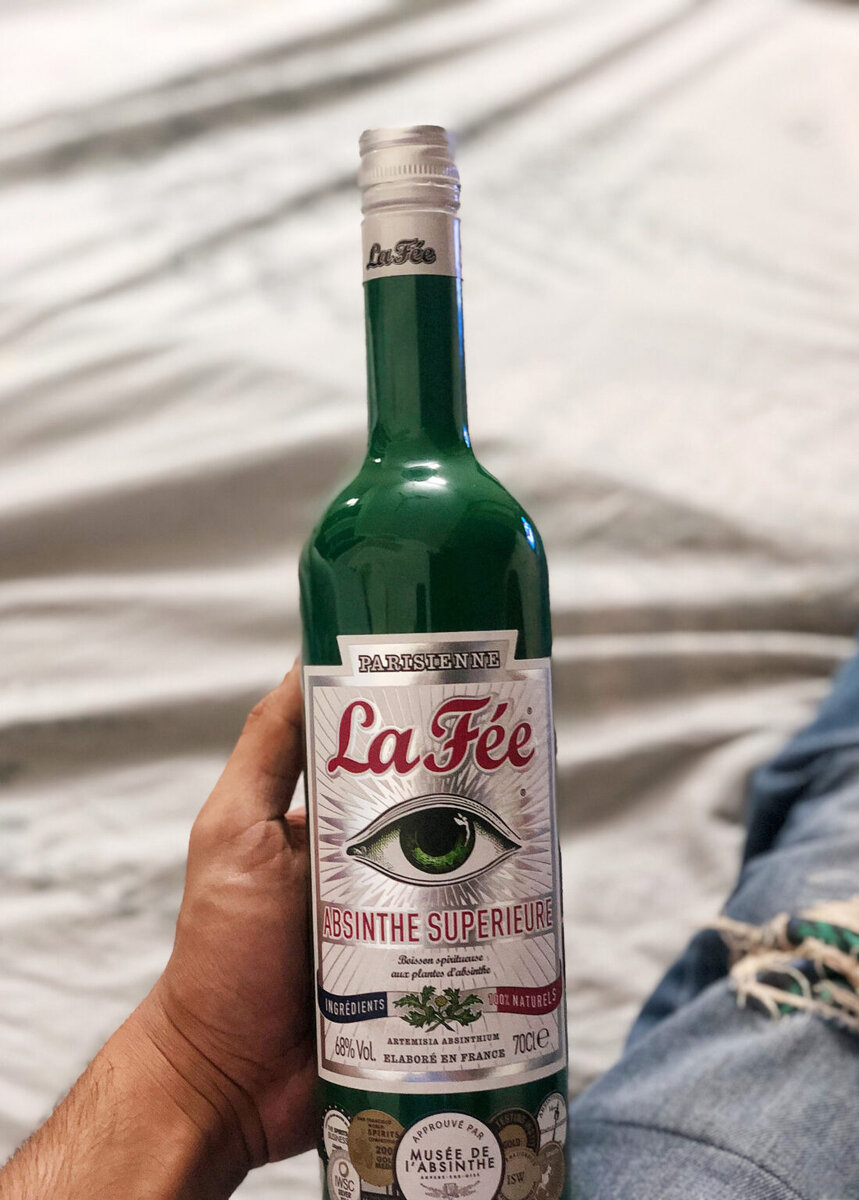 Ох, уж, этот загадочный абсент. При просмотре комедийных фильмов, многим кажется, что это как минимум зелье Панорамикса. Другие думают, что его эффект схож с галлюциногенными грибами. На самом деле, всё намного скучнее, но интересно и познавательно. Так что не пропусти выпуск об абсенте...