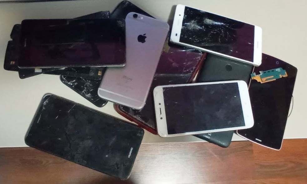 Намедни нашел в гараже коробку со старыми телефонами и как-раз выбросил:)