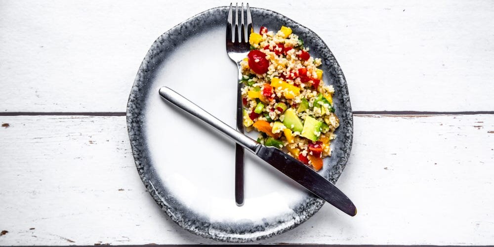 Голодание-это когда вы не едите пищу или калорийные напитки в течение длительного периода времени.