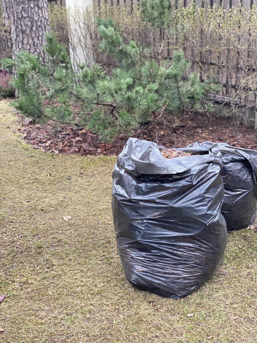 Вот такой участок загородного дома мы убирали! Точнее, это его маленькая часть.