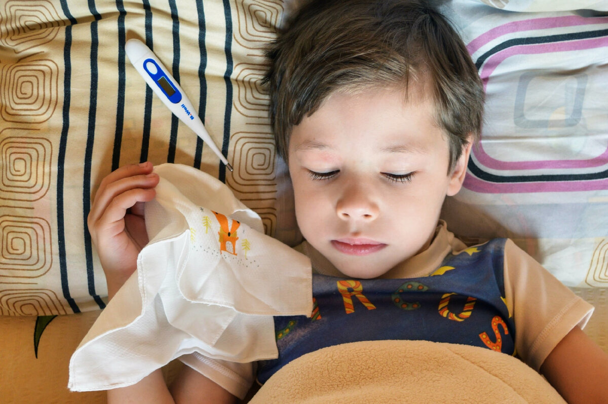 При ОРВИ у ребенка может появиться не только насморк, но и температура, кашель, головная боль. Важно лечить все проявления, а не только одно