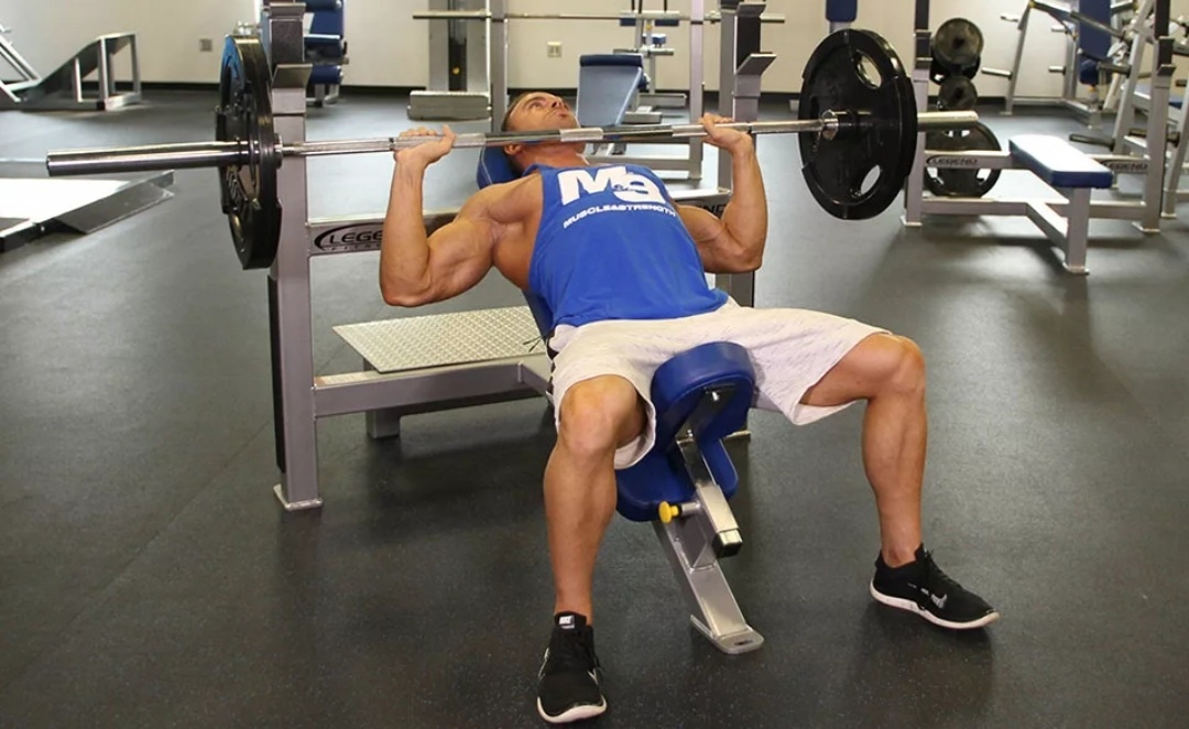 Самое любимое упражнение на верхний отдел грудных мышц.