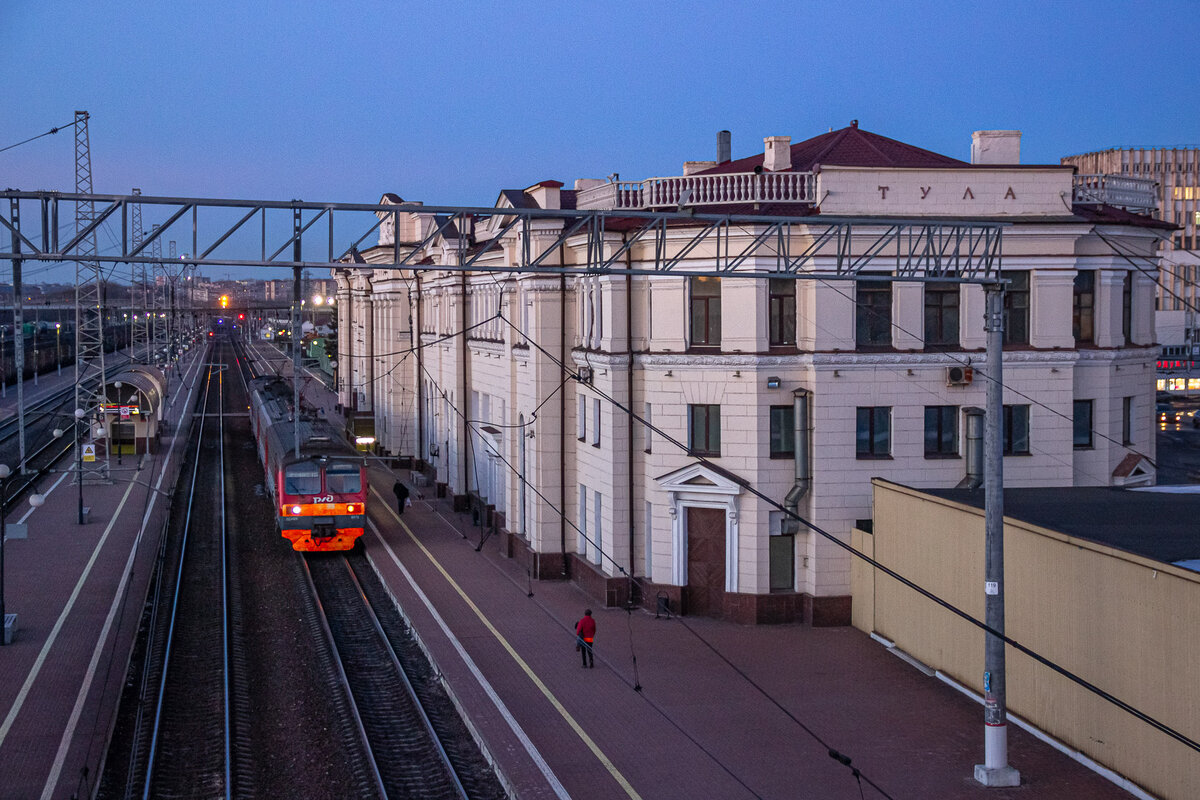 ЭД4МК на главном пути станции Тула 1 и здание Московского вокзала