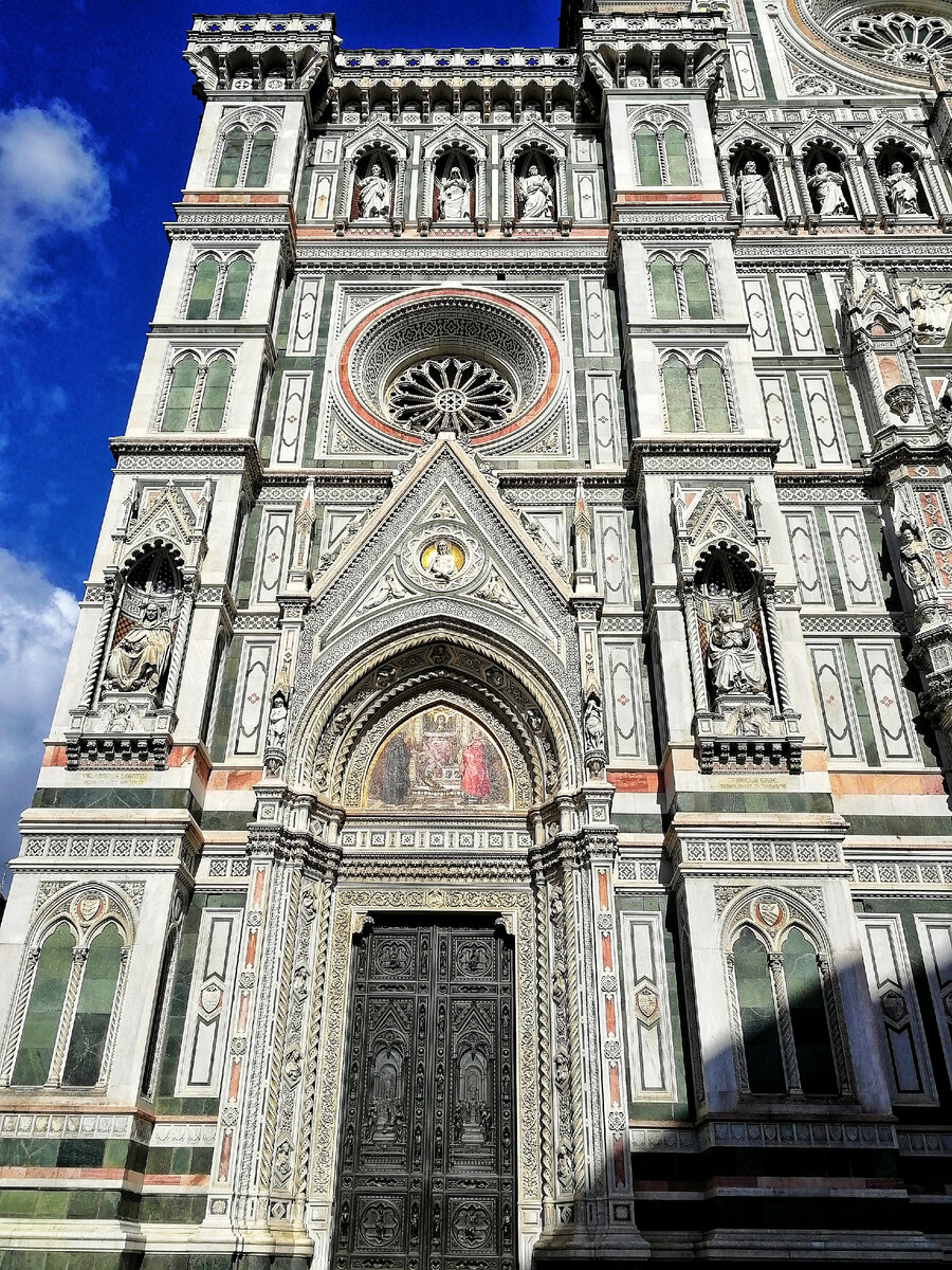 Левая бронзовая дверь относительно смотрящего на фасад - Аугусто Пассалья