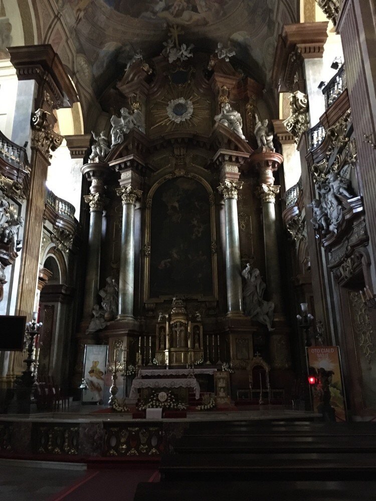 Когда входишь в прохладный полумрак костела, - сначала глаза должны привыкнуть. А вот как они привыкнут,- можно начинать сходить с ума. Потому что роскошное барокко университетской церкви, построенной в 1689-1698 гг, пережившее войны и потрясения, превращает нас в одни большие глаза ..