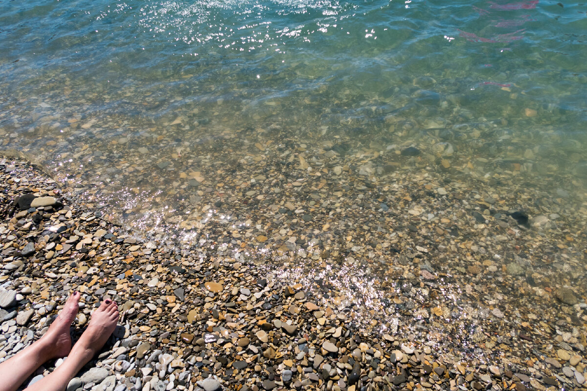 Погода в дивноморском на 14. Дивноморское ракушечный пляж. Голубая бездна Дивноморское. Дивноморское пляж Лагуна. Дивноморское пляж песок или галька.