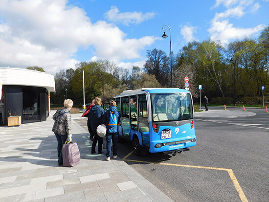 Посадка в шаттл. Нас только что выкинули из такси. Фото автора