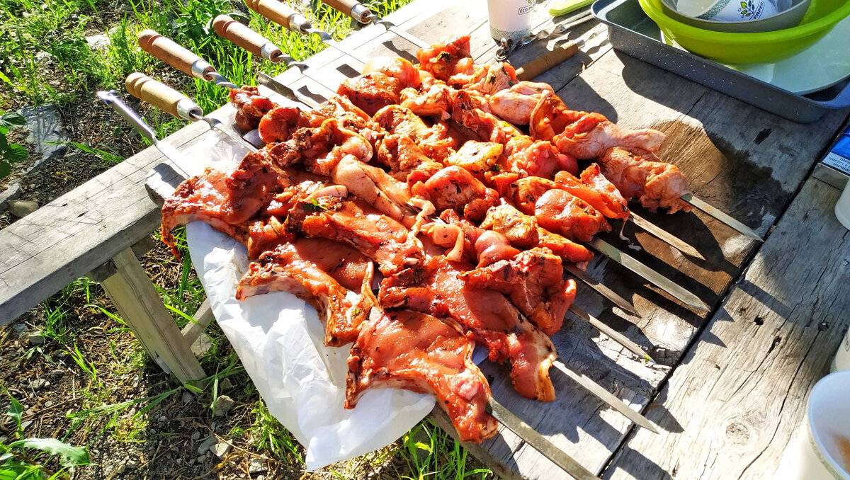 Шашлык на мангале из свинины и курицы приготовленный на природе. Рецепт от  готовим с друзьями | Готовим с Друзьями | Дзен