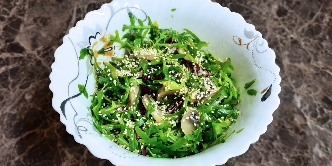 Тёплый салат с рукколой и грибами — быстрый и вкусный рецепт