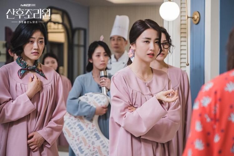 Кадр из дорамы "Центр послеродового ухода"