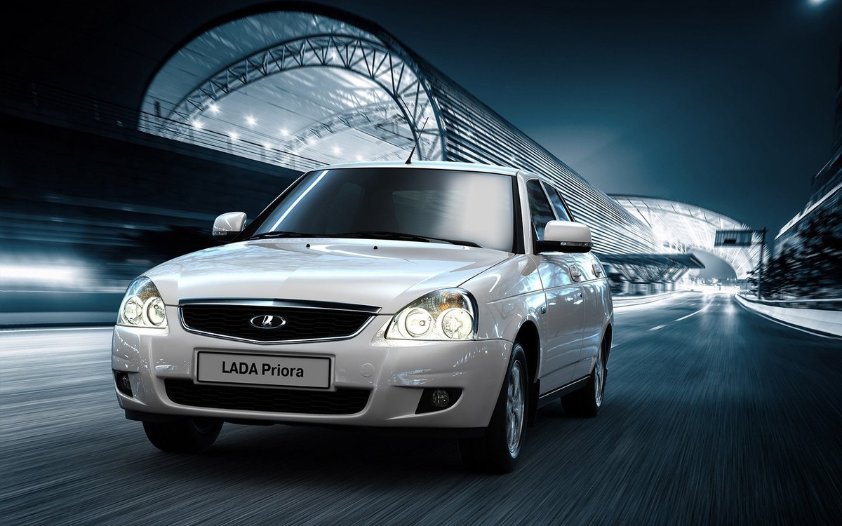 И все же, сертификат ОТТС, выданный на модель, имел срок действия до декабря 2019 года, поэтому формально и выпуск машины, и ее официальные продажи могли продолжаться.

Новость о прекращении производства новой модели Лады Приоры 2021 совпала с другим интересным событием: АвтоВАЗ сообщил о заключении контракта с государством в лице Минпромторга, получив большой кредит и пообещав взамен разработать и выпустить на рынок сразу 26 новых моделей автомобилей.
