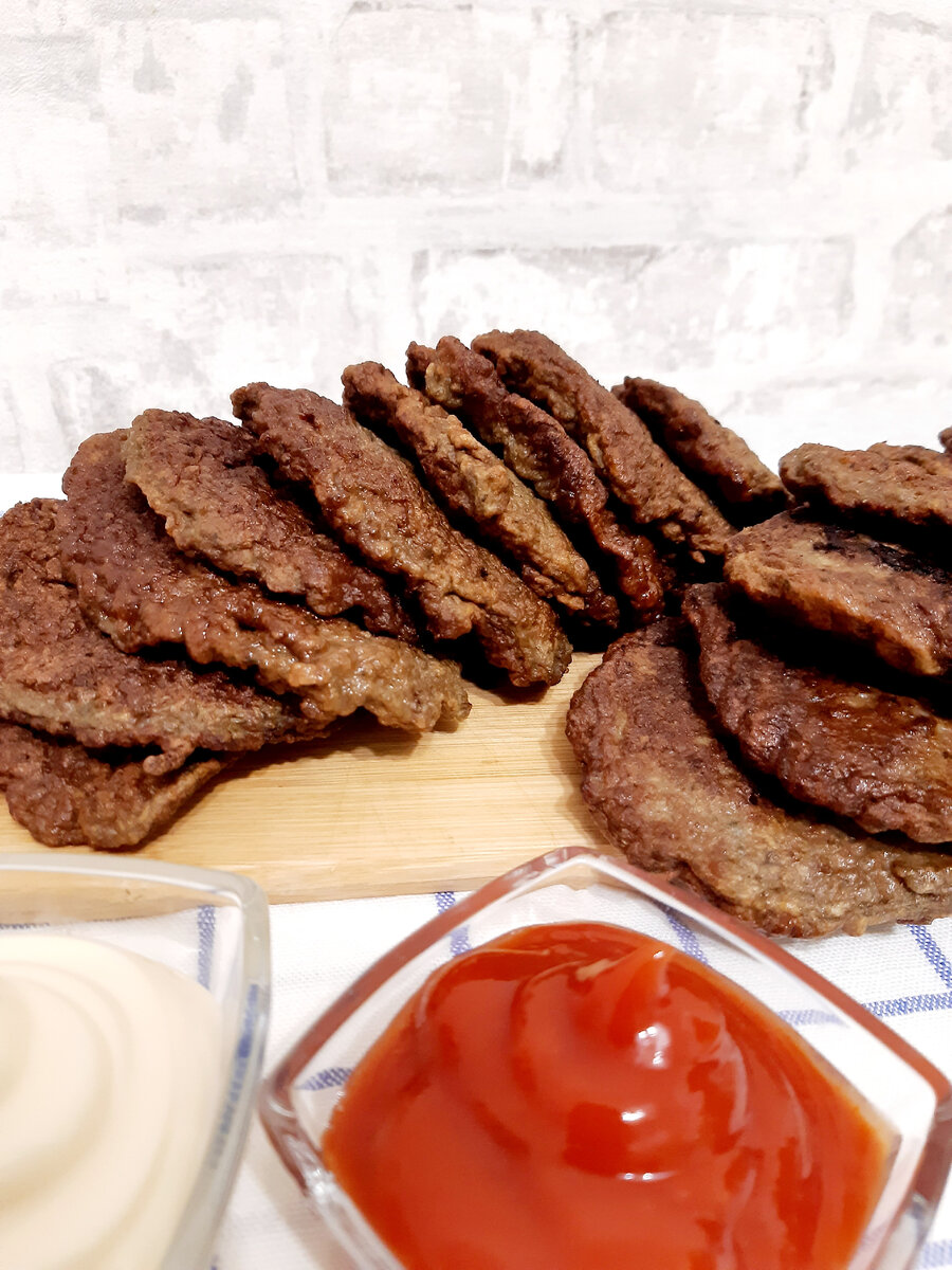 Печёночные оладьи, сметана, кетчуп. 