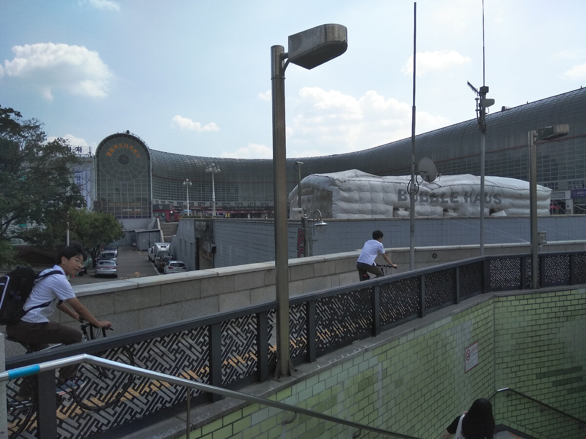 Корейцы едут на велосипедах 