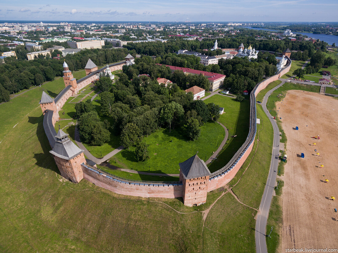 Новгород закажи. Новгородский Кремль Великий Новгород достопримечательности. Смоленский Кремль Детинец. Великий Новгород Кремль с дрона. Вид на крепость Великого Новгорода сверху.