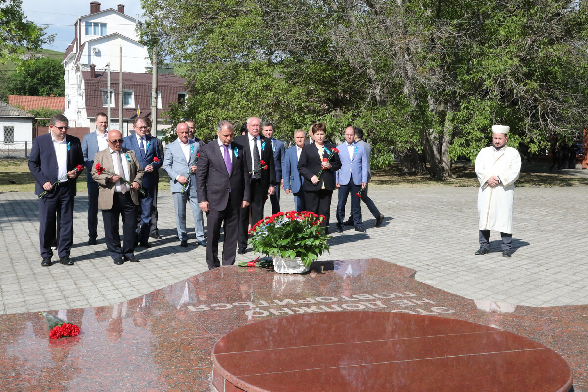 В. Константинов с коллегами-депутатами возложили цветы к мемориалу жертвам депортации
