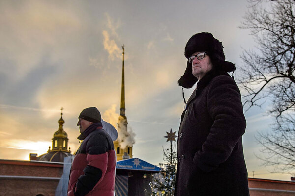 До наступления нового 2021 года осталось всего две с половиной недели. Каким он будет — во многом зависит от пандемии коронавируса, однако многие вещи известны уже сейчас. Как в России изменятся цены на товары в магазинах и тарифы ЖКХ, для кого в стране вырастут налоги, как будет считаться МРОТ и что еще поменяется в жизни российских семей, пожилых людей, госслужащих, офисных работников и многих других, — разбиралась «Лента.ру». 
Россиян привьют от COVID-19
В 2021 году в России начнется массовая вакцинация от коронавируса. Сейчас она проходит только для россиян из групп риска — врачей, учителей, работников соцсферы и всех, кто по работе контактирует с большим количеством людей.

Вакцинация будет добровольной и бесплатной. Пока прививку делают только одним препаратом — «Спутник V». Эффективность этой вакцины предварительно оценивается разработчиками в 95 процентов. Когда будет доступна возможность вакцинироваться другими препаратами, пока не сообщалось.

Алкоголь подорожает, сигареты подорожают еще больше
Рост акцизов на сигареты в 2021 году будет существенно выше инфляции и составит 20 процентов. Такой закон был принят осенью 2020 года.

Согласно поправкам в налоговое законодательство, акциз на папиросы и сигареты в 2021 году вырастет до 2359 рублей за тысячу штук, на вейпы и электронные сигареты — до 60 рублей за штуку
По оценке министерства финансов, рост акцизов на табачные изделия приведет к подорожанию средней пачки сигарет на 20 рублей (в среднем около 140 рублей за пачку). Ведомство объясняет необходимость столь существенного повышения акцизов мерами противодействия потреблению табака.

Тем же законом устанавливаются новые акцизы на алкоголь. Они будут повышены существенно меньше табачных — только на 4 процента, то есть в пределах инфляции. Акцизы на алкоголь решено серьезно не повышать, поскольку власти поддерживают развитие виноградарства и виноделия в стране, пояснили в Минфине.

Однако с начала 2021 года все реализуемое в России спиртное — как импортное, так и произведенное внутри страны — будет продаваться с федеральными специальными марками «Гознака».

Введение единой маркировки, по задумке Минфина, должно сократить время на изготовление марок с момента размещения заказа до их получения заказчиком. Помимо этого, весь сопутствующий документооборот планируется перевести в цифровой формат.

Сейчас продаваемый в стране отечественный алкоголь маркируется в органах Росалкогольрегулирования, а импортируемый — акцизными марками, приобретаемыми в таможенных органах. Без них оборот в России спиртного запрещен. Эти требования не распространяются на пиво и пивные напитки, сидр, пуаре (грушевый сидр) и медовуху.

Россиянам предсказали рост цен на коммунальные услуги
Эксперты считают, что цены на услуги ЖКХ в 2021 году в среднем вырастут более чем на четыре процента.

Обычно тарифы повышаются примерно на четыре-шесть процентов, однако, по мнению специалистов, в 2021 году ресурсоснабжающие компании могут добиваться более серьезного повышения, чтобы покрыть убытки 2020 года.

Однако по закону рост тарифов не может превышать уровень инфляции. По данным Минэкономразвития, она будет в диапазоне четырех-пяти процентов.

Кстати, с 1 января прекращает действовать мораторий на штрафы и отключение услуг ЖКХ за неуплату. Он был введен из-за ограничительных мер во время пандемии коронавируса.

В стране сократят часть чиновников
С Нового года в России снижается предельная численность чиновников. Согласно постановлению правительства, в центральном аппарате федеральных министерств и ведомств сократят 5 процентов сотрудников, в территориальных органах — 10 процентов.

Предполагается, что оптимизация приведет к повышению эффективности работы госаппарата. Неприятная для чиновников процедура должна завершиться к 1 апреля. При этом сокращать расходы на оплату труда не планируется — они пойдут на повышение мотивации оставшихся госслужащих.

Одновременно с этим обозначены лимиты минимальной численности сотрудников подразделений министерств (не менее 40 штатных единиц), служб и агентств (не менее 25 единиц), отделов департаментов или управлений (не менее 5 единиц) и самостоятельных отделов (не менее 10 единиц).

Кроме того, заместителям глав федеральных органов исполнительной власти предписано курировать работу как минимум двух департаментов или управлений.

IT-компании станут платить меньше налогов
С 2021 года начинает действовать закон о налоговом маневре в IT-отрасли. Он предполагает бессрочное снижение налога на прибыль с 20 до 3 процентов. Страховые взносы снижаются с 14 до 7,6 процента. Новые налоговые ставки предназначены для бизнеса, у которого 90 процентов доходов поступают от продажи программного обеспечения (ПО) и услуг по его разработке и внедрению.