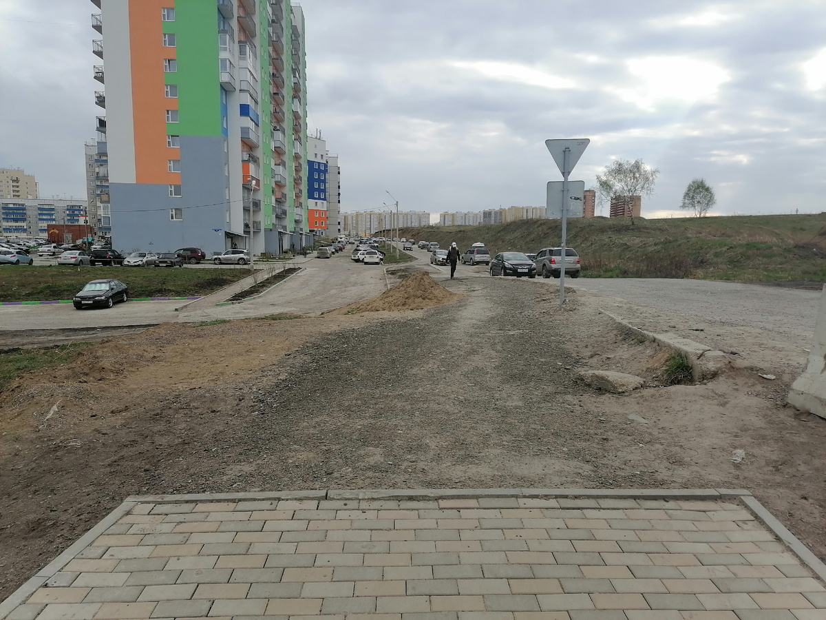 Закончился тротуар. Но сейчас сухо. А вот после дождя... белые кроссовки лучше не надевать :)