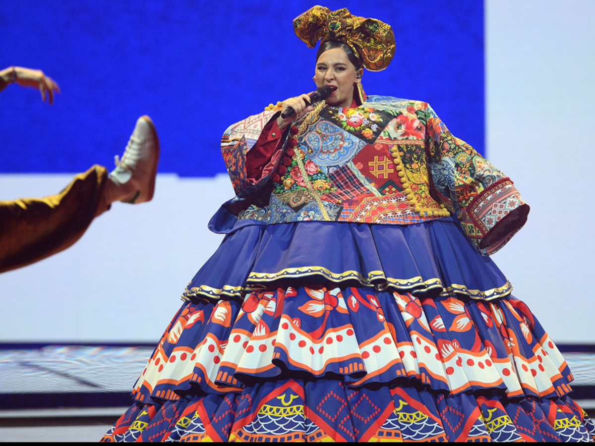 в костюме, сшитом из лоскутков