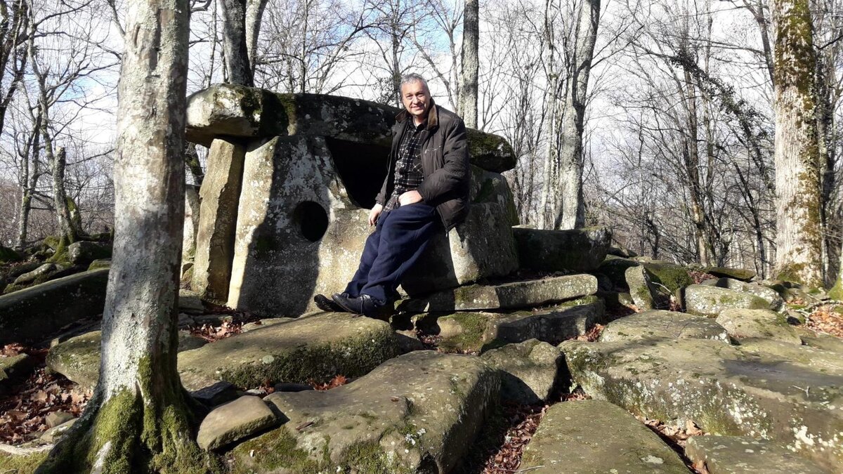 Центральный дольмен в группе и самый сохранившийся 