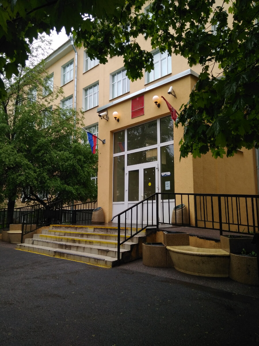 А вот и наша школа- аккуратное, симпатичное здание. 