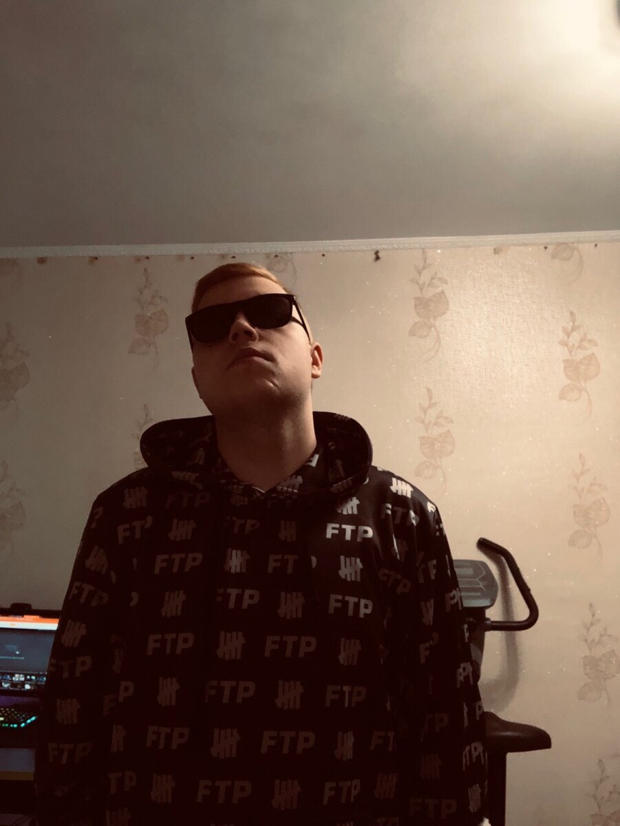 На данном этапе я весил 100кг и подбирал ракурсы, что бы моё лицо не казалось таким толстым, одевался только в 3xxl одежду и боялся ходить по магазинам, особенно заходить в примерочные.