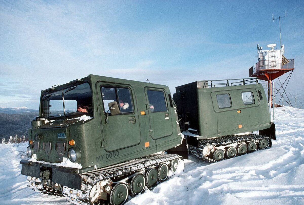 Армейский транспортер M973 SUSV на полигоне, 1985 г.