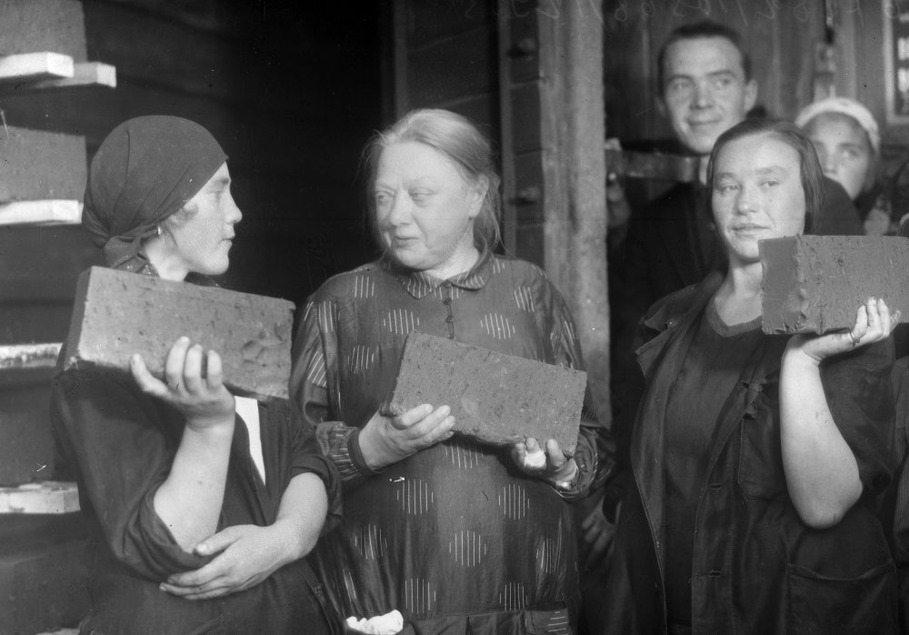 Надежда Константиновна Крупская на кирпичном заводе. Фото из открытого источника.