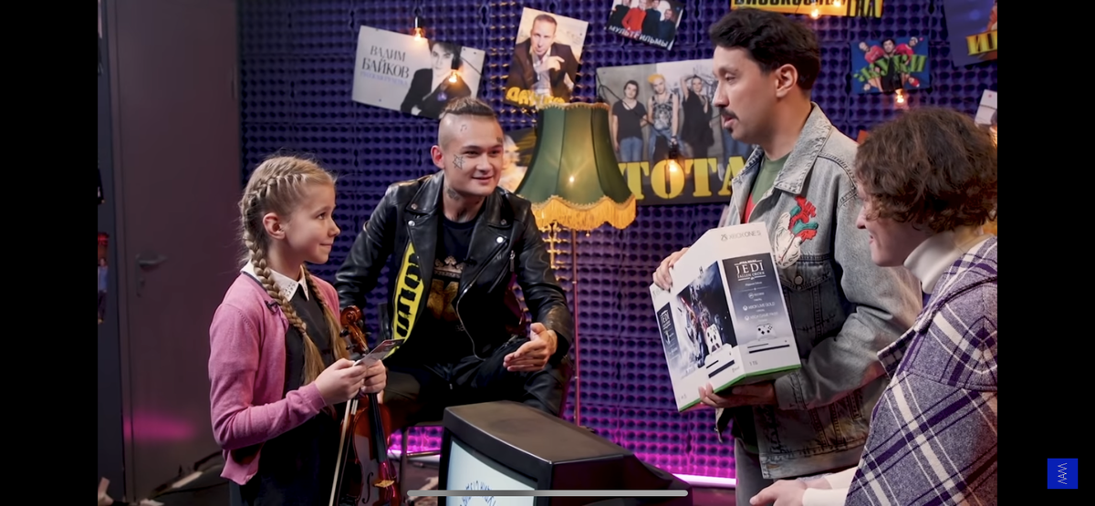 Во время шоу на Ютубе маленькая девочка расстроилась, что не смогла выиграть Плейстейшн. Тогда Алишер на месте пообещал оплатить приставку и позволил девочке забрать подарок. 