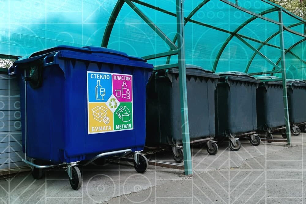 Синие контейнеры для перерабатываемых отходов в Первоуральске