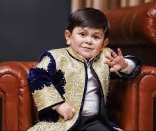  ПРОТИВОСТОЯНИЕ БЛОГЕРОВ.                                 Хасбуллы Магомедова и Абдурозика, чей рост в сумме не достигает и двух метров, стало одной из самых обсуждаемых тем в рунете. Глава Спортивной ассоциации маленьких людей России Ульяна Подпальная в комментарии «Газете.Ru» назвала проведение боя неэтичным, посчитав, что шоу организуется не для поддержки маленьких людей, а для смеха над ними. С похожей точкой зрения выступил и известный актер Артем Бобцов. В то же время бывший чемпион Bellator в тяжелом весе Виталий Минаков считает, что это безобидная история, которая принесет всем участникам только плюсы.
Поединок между маленькими людьми — 18-летним дагестанцем Хасбуллой Магомедовым и 17-летним певцом Абдурозиком из Таджикистана, анонс которого стал вирусной новостью в Instagram, в Спортивной ассоциации маленьких людей назвали неэтичным и неправильным. По мнению главы организации Ульяны Подпальной, это шоу проводится не для поддержки маленьких людей, а для смеха над ними.