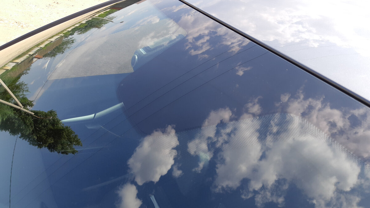 В чистом лобовом - небо отражается.