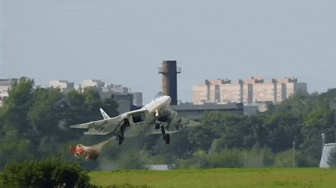 Супер короткая посадка Су-57. Авиасалон МАКС-2019 (GIF видео).