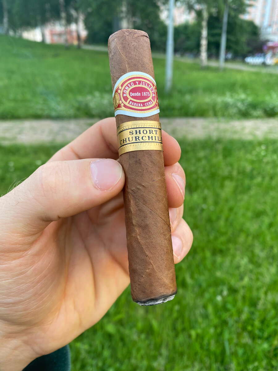 В портфеле бренда Romeo y Julieta не так много витол диаметром 50RG или более, но сегодня именно они вызывают наибольший интерес у курильщиков. Классический формат Robustos впервые был представлен в 2006🔍 и ознаменовал новую страницу в истории знаменитой марки📃.  

Short Churchills придется по душе фанатам бренда и поклонникам классических табачных вкусов. Спокойная сигара невысокой крепости, без излишней крепости и насыщенности.
