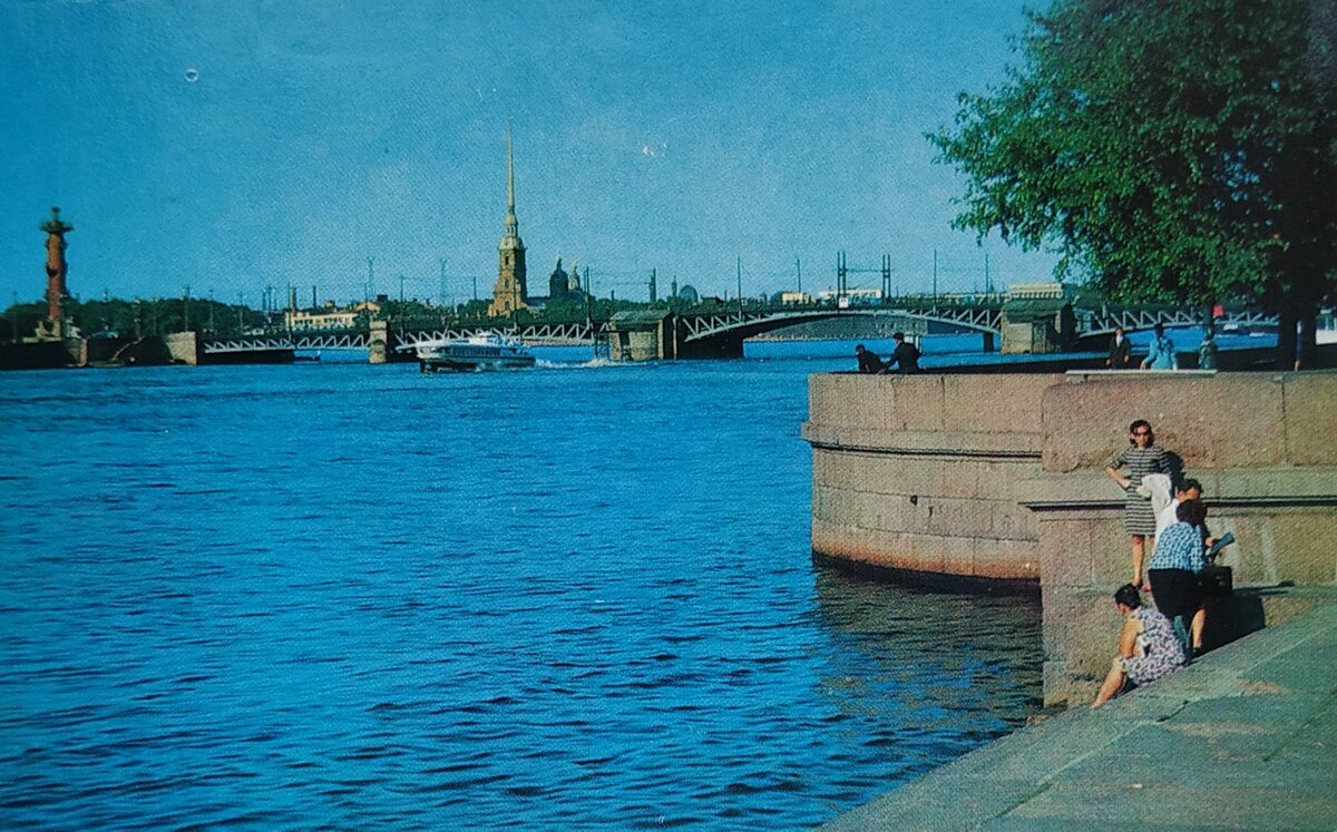 Адмиралтейская набережная Дворцовый мост. Город Ленинград 1970.