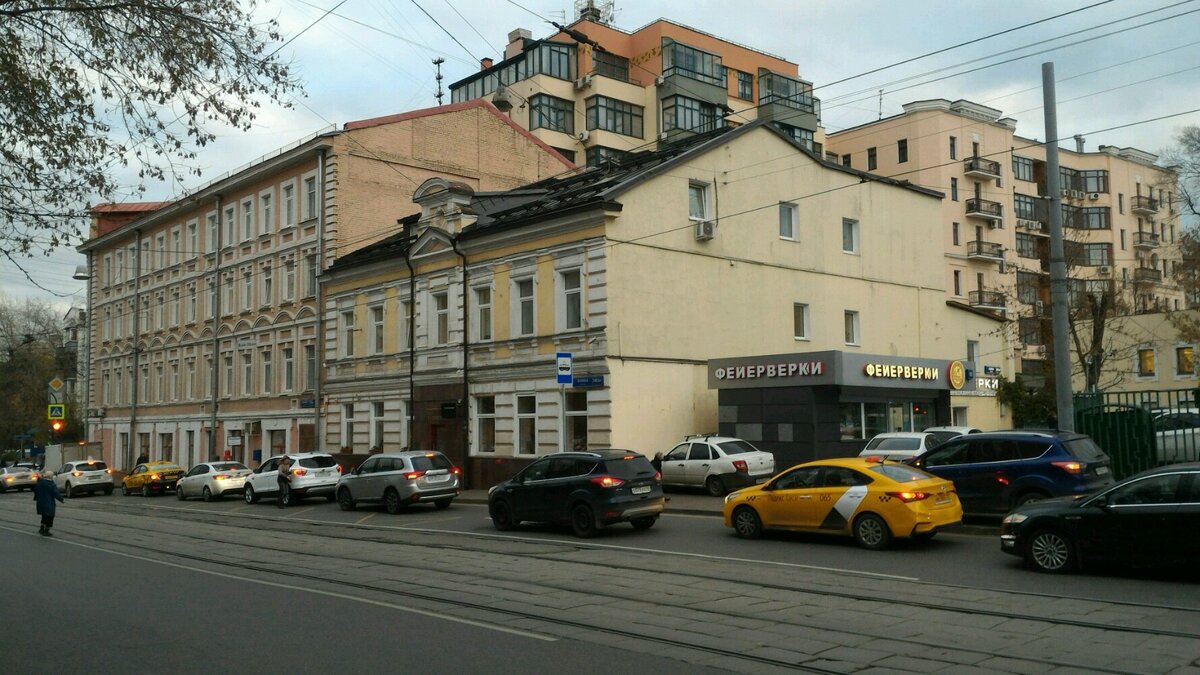 Дома 14/33с1 (красный) и 14/33с2 (жёлтый). Фотография из Яндекс. Карт. Похоже, это конец 2000-х или начало 2010-х. Сейчас на месте фейерверков шаурма.