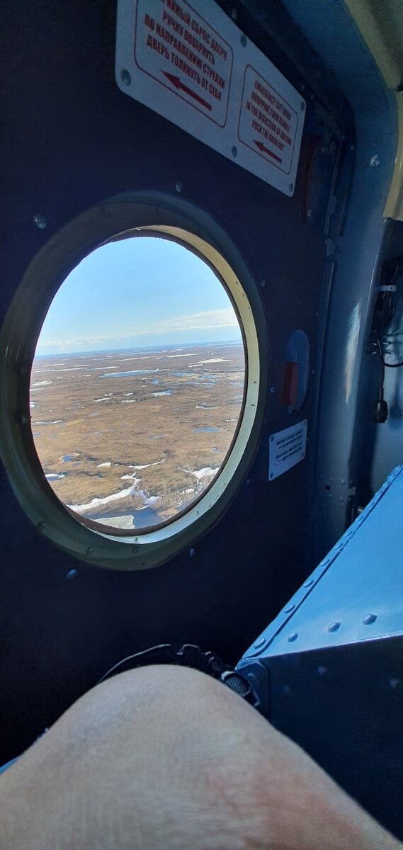 Конец мая и начало лета, видимо, горячий сезон в небе Ямала. Множество семей старается вывезти детей в тёплые края, на материк. И я их понимаю, потому что сегодня рано утром, 27 мая!, в воздухе Салехарда опять летали снежинки.   Из многих посёлков и городков в этот период до Салехарда можно добраться только по воздуху: водные пути закрыты, пока не уйдёт лёд, а наземного сообщения просто нет. 
Яр-Сале, в который мы постоянно мотаемся, именно такой: в навигацию по реке несколько часов на катере, зимой - по льду и круглый год - на вертолёте. 
Система перемещения с помощью вертолёта на первый взгляд выглядит не очень нормальной, но на самом деле в этих условиях она самая эффективная и стабильная.
Если у тебя есть билет на определённую дату на определённый регулярный рейс, но по каким-то причинам рейс отменён, то действие твоего билета переносится на сутки, на следующий такой же рейс. Другими словами, ты сегодня не вылетел с билетом в 11.00 - приходи завтра к 11.00. Так можно ждать неделями, но зато с билетом на регулярный рейс. 
Перед нашим возвращением в Салехард Яр-Сале двое суток не принимал по погоде. Соответственно, и вылететь никто не мог. Воскресенье - выходной в местном аэропорту, но из-за высокого спроса, перерывов в полётах из-за погоды система авиасообщений работает без выходных и запущены дополнительные рейсы. 
Типичные диалоги у кассы:
- Желаем улететь в Салехард, получится?
- Подходите к часу. 
В час дня:
- Вы сказали подойти к часу.