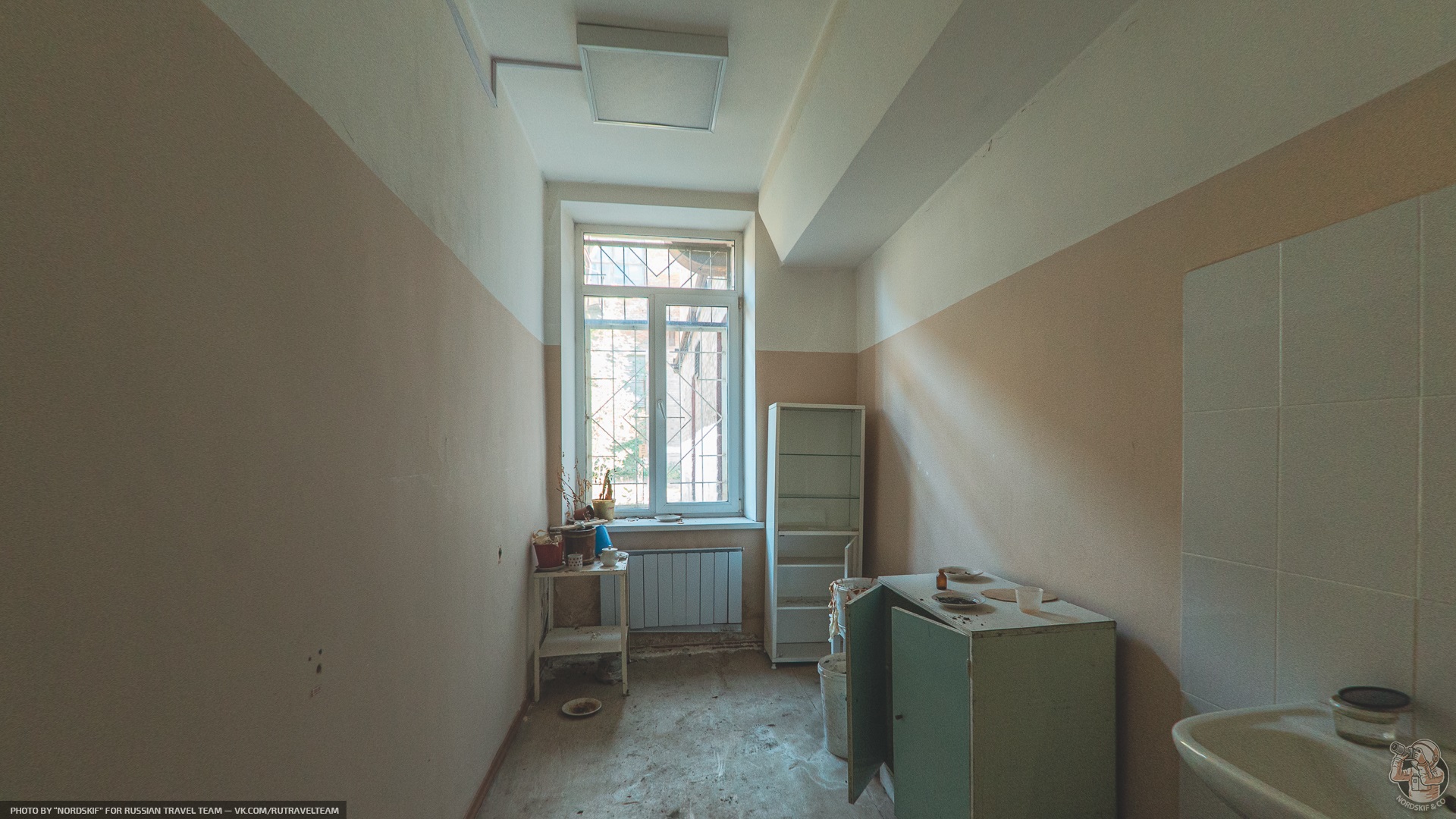 Посетил заброшенный цех советского завода в котором 