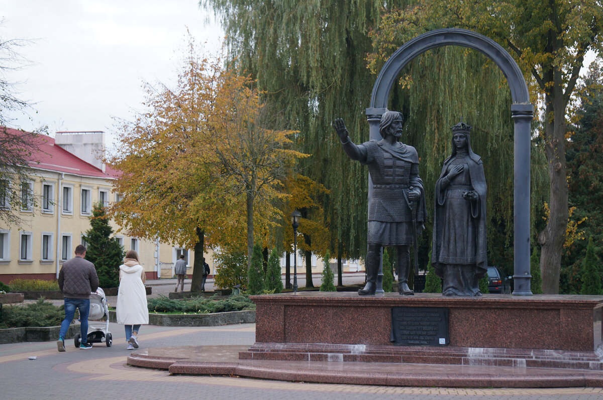 Памятник  в честь первого упоминания города в летописях - в 1287 году с изображением князя Владимира Васильковича с супругой Ольгой Романовной. Кобрин