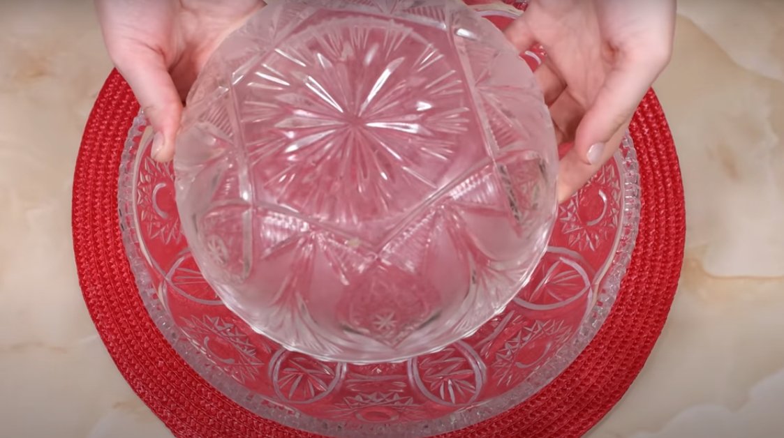 Чем и как можно быстро отмыть стеклянную посуду до блеска?