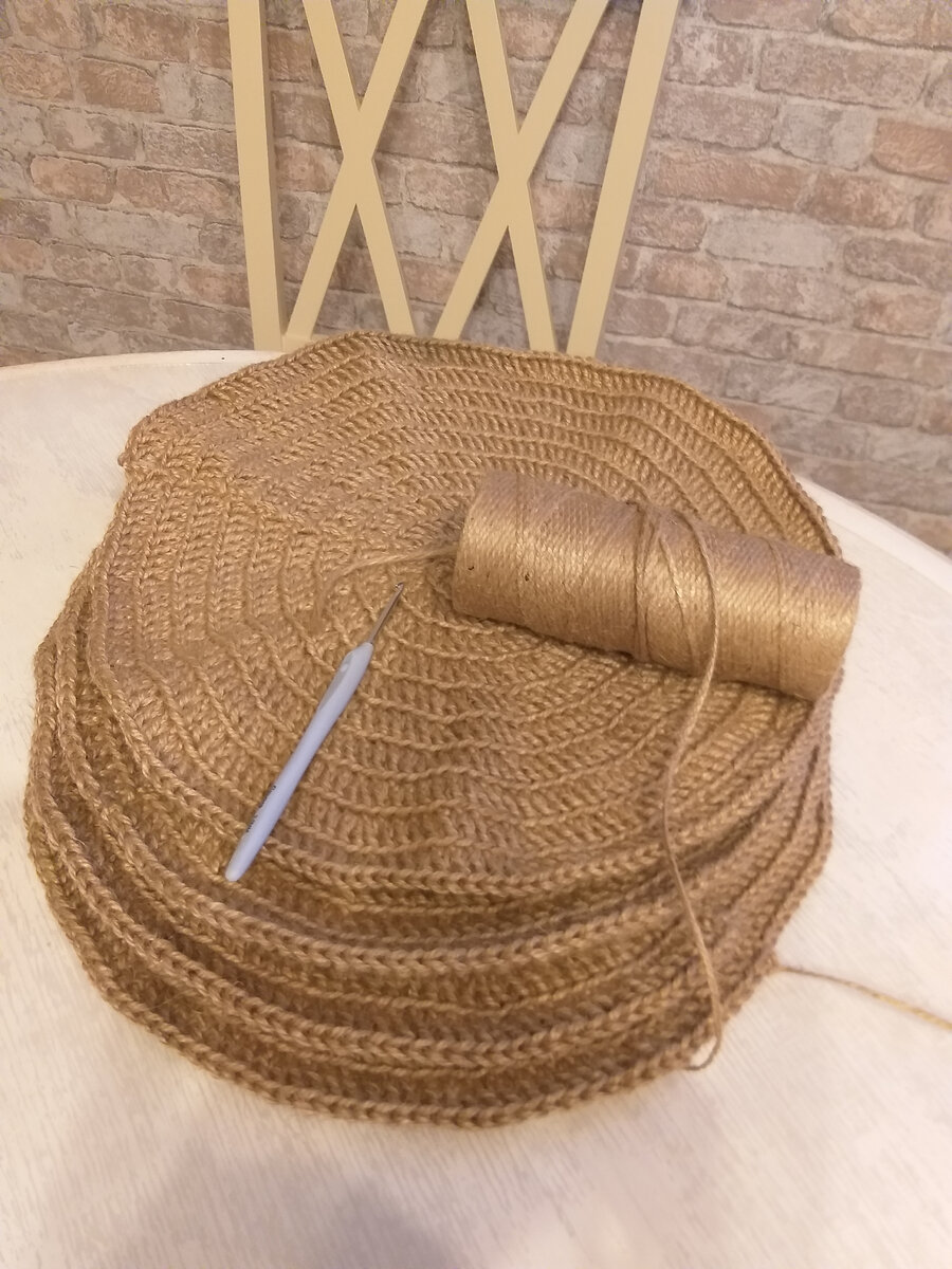 Первое изделие - сервировочные салфетки диаметром 30 см.