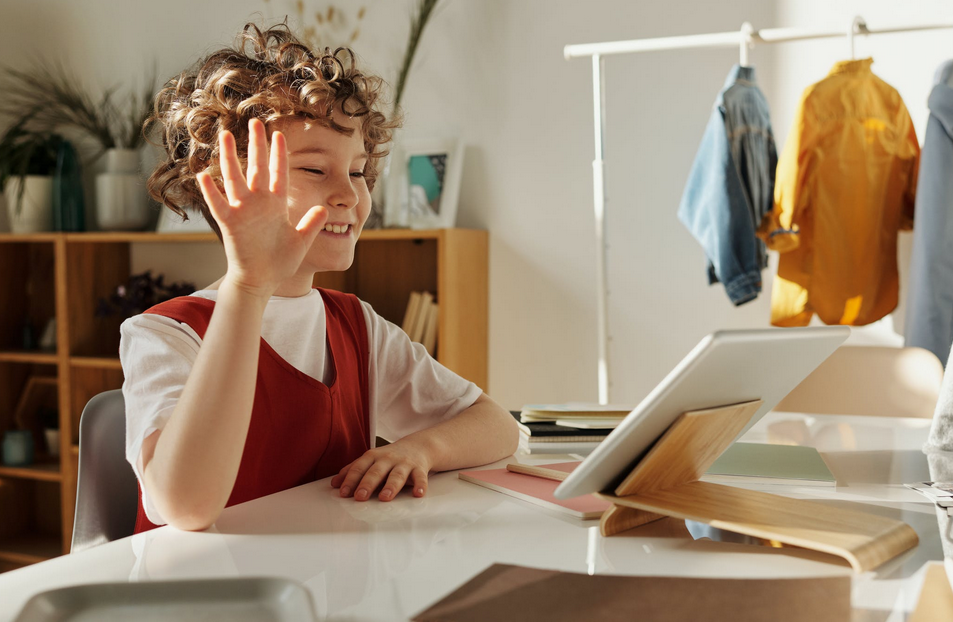 Школьники также все больше становятся пользователями образовательных онлайн площадок. Фото Julia M Cameron с сайта Pexels, используется бесплатно по лицензии Creative Commons