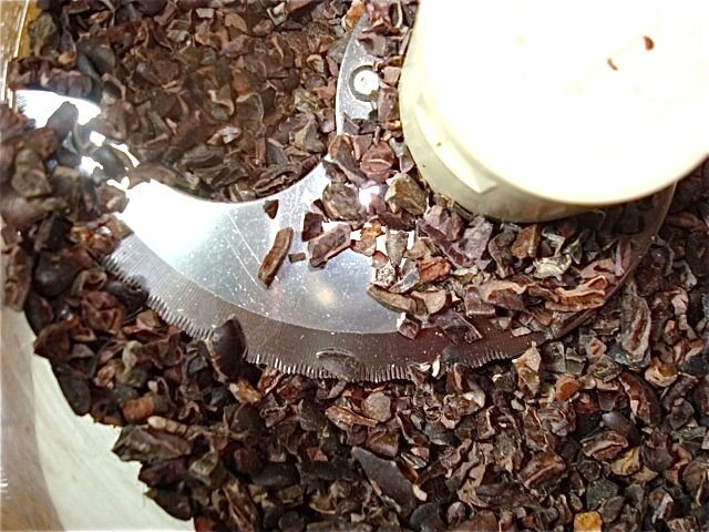Дробленый шоколад. Измельченный шоколад. Измельчение шоколада. Измельчение какао бобов. Измельчение какао бобов для шоколада.