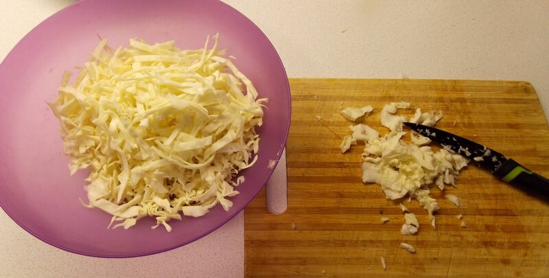 Мелко нарезаем свежую капусту.