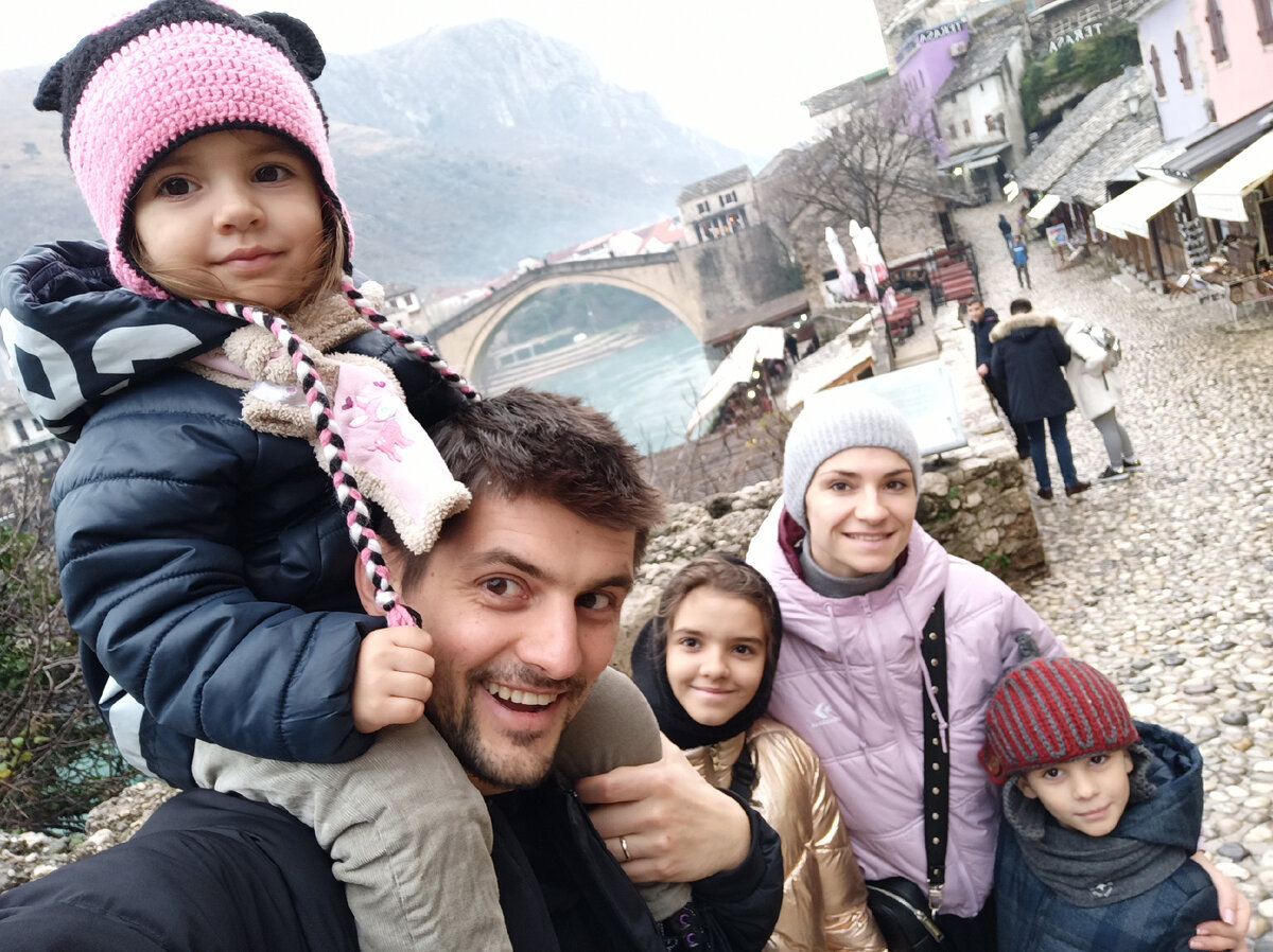 Тут мы, разумеется, уже чуть более более довольные, чем когда опаздывали на самолёт 