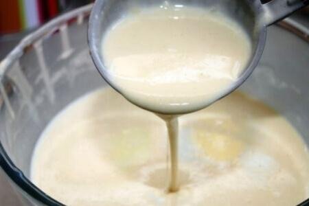 Смешайте в миске яйца,соль,сахар,молоко и половину муки,когда вы тщательно все перемешаете и масса будет без комочков ,добавьте остальную муку и замесите тесто.В конце добавляем растительное или сливочное масло,что бы блинчики не пригорали к сковородке. -Даем тесту немного постоять,хотя бы минут 15-20.