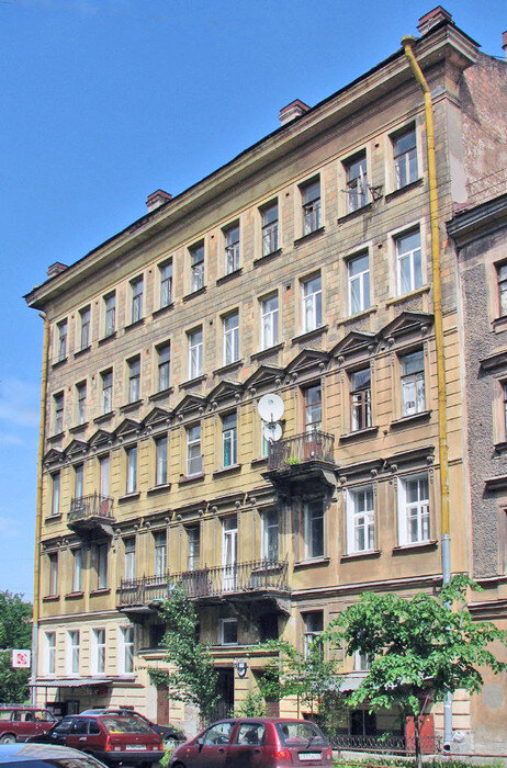 Здание по улице Подольской, 26, где жила семья Львовых, было построено в 1903 г. архитектором Сергеем Фатеевым как доходный дом. Оно пережило и войну, и своих жильцов. Сегодня Подольская улица находится в Адмиралтейском районе и тянется от Загородного проспекта до набережной Обводного канала. Не знаю, бывал ли около своего родительского дома брат Людмилы Львовой Владимир — он вернулся в Ленинград в 1945 г. вместе с усыновившими его тетей и ее мужем, давшими ему новые фамилию и отчество. И что он при этом испытывал? Фото cap.ru