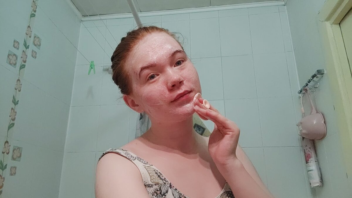 А это я умываюсь очищающим гелем)