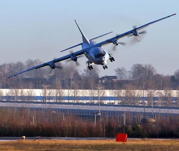 АН-12 выполняет доворот на ВПП. Фото из открытых источников интернета.